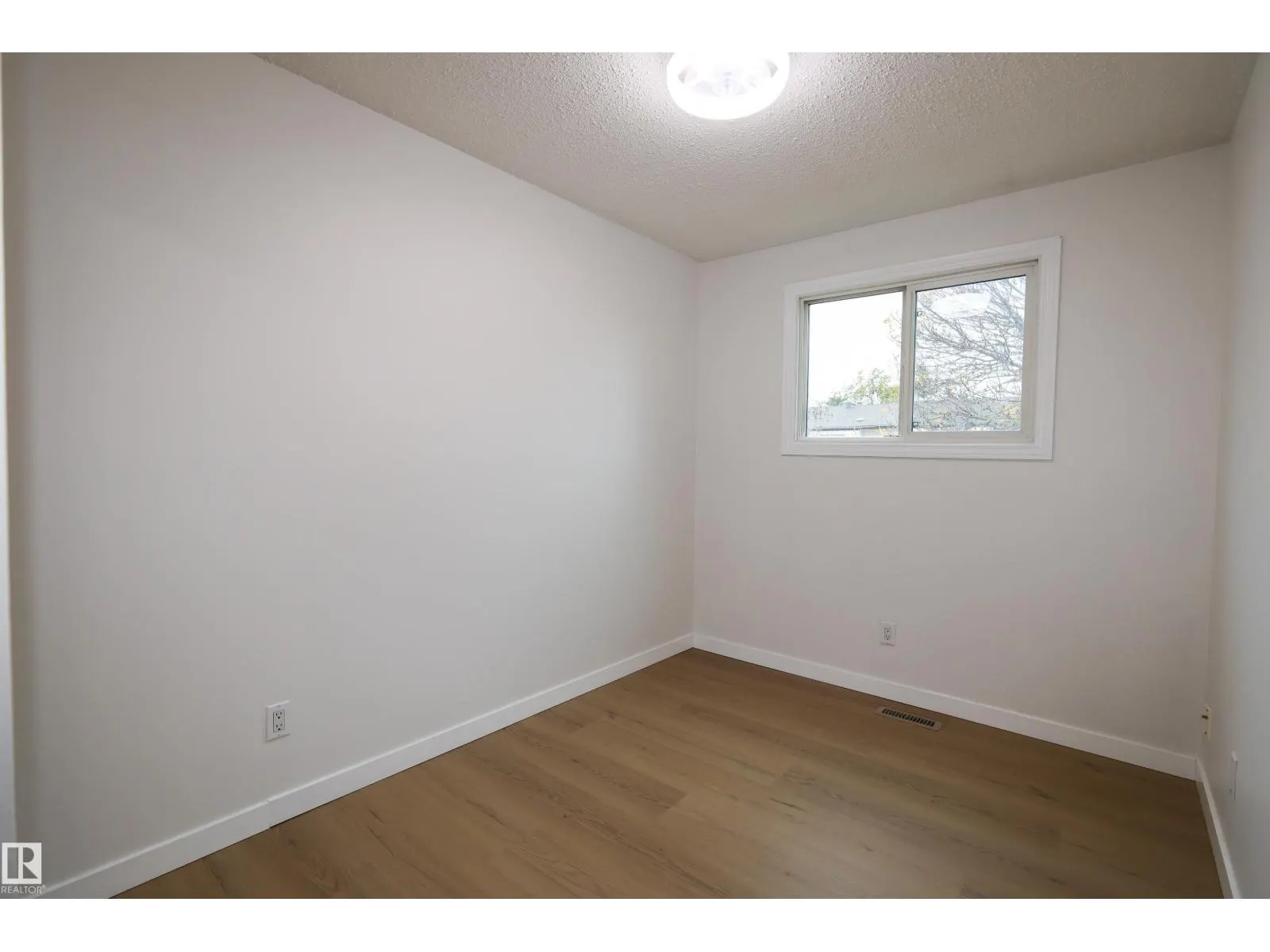 2577 135 AV NW