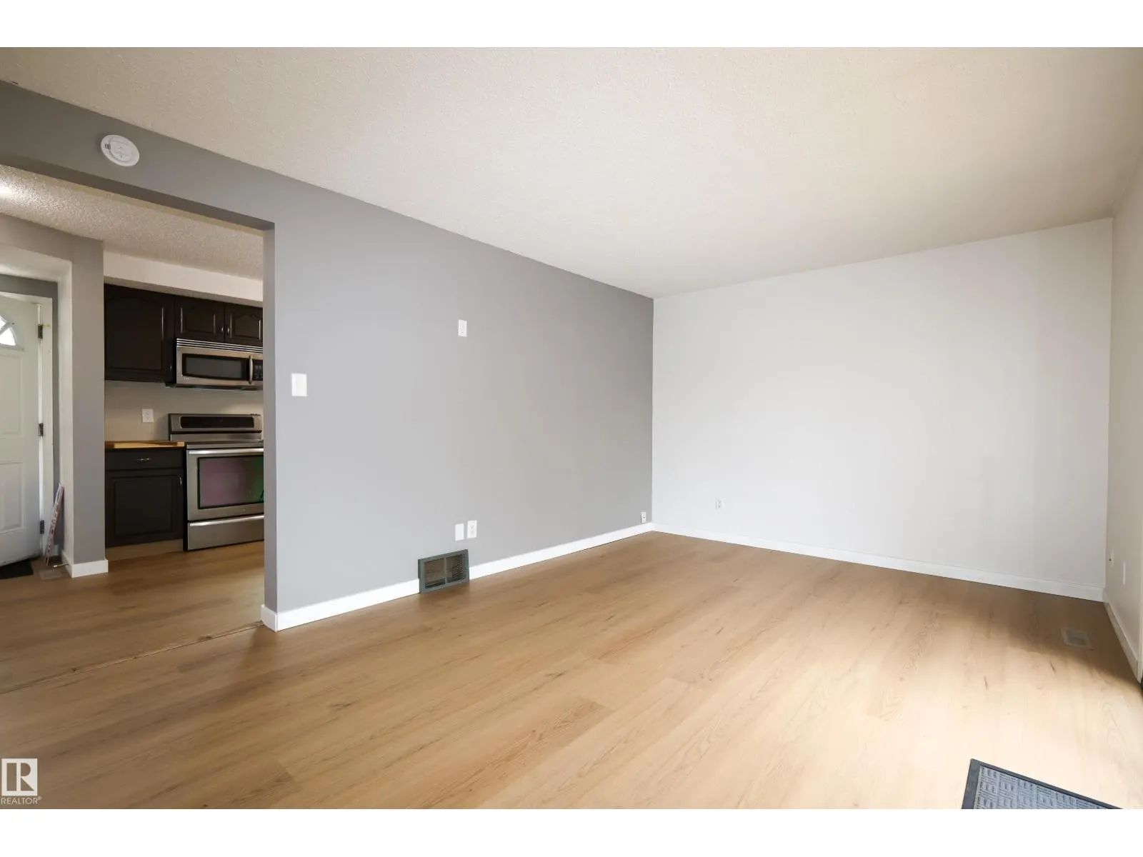 2577 135 AV NW