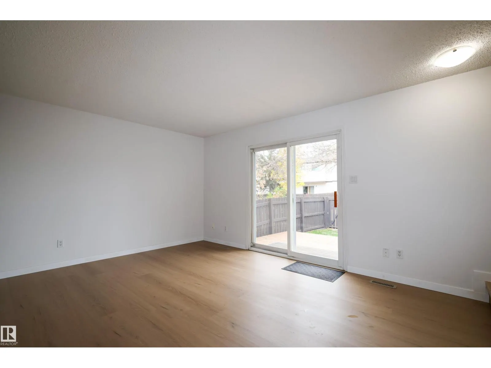 2577 135 AV NW