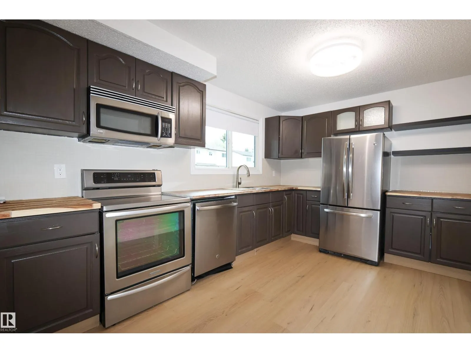 2577 135 AV NW