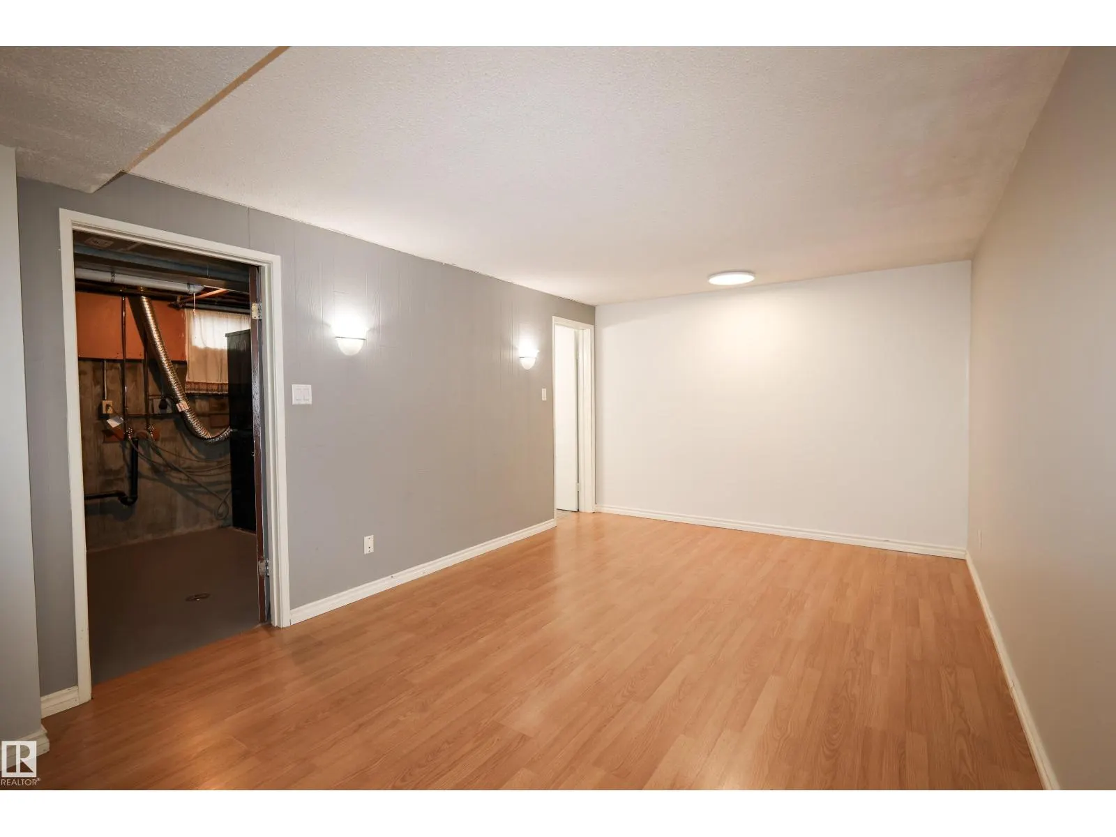 2577 135 AV NW