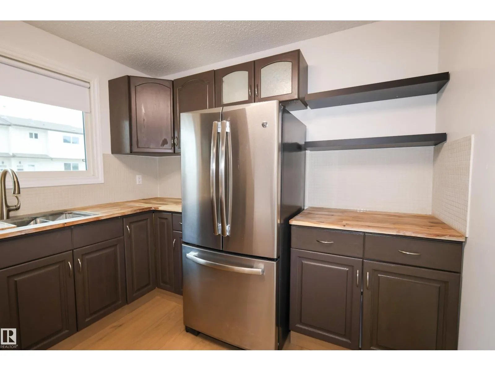 2577 135 AV NW