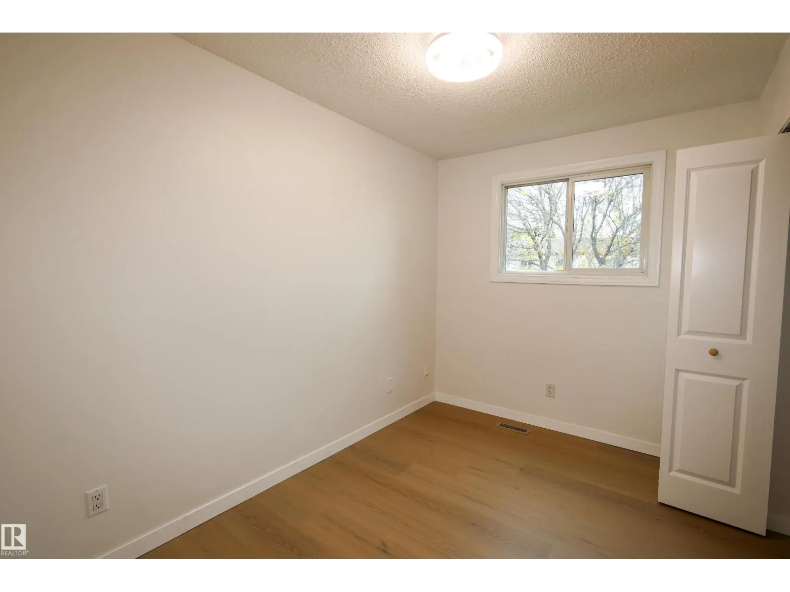 2577 135 AV NW