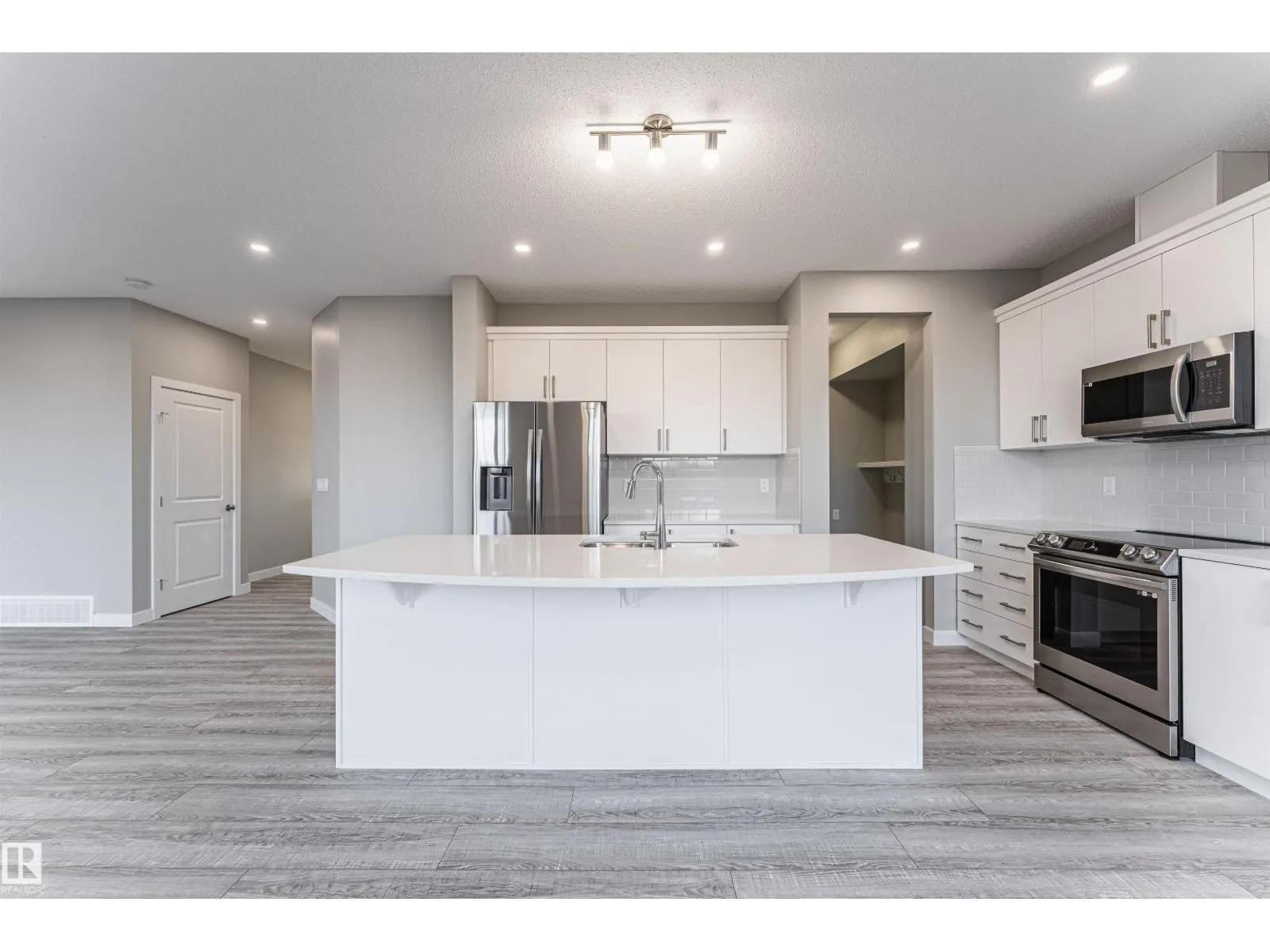 20512 22 AV NW