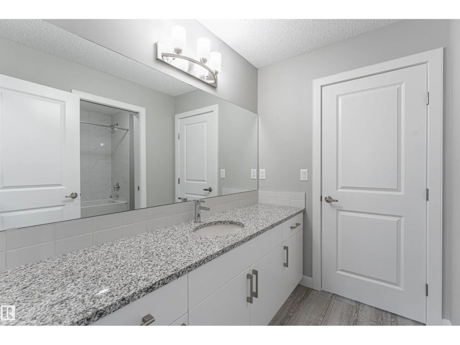 20512 22 AV NW