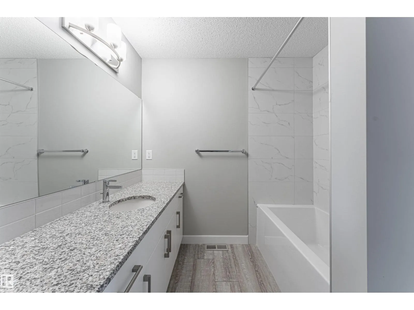 20512 22 AV NW