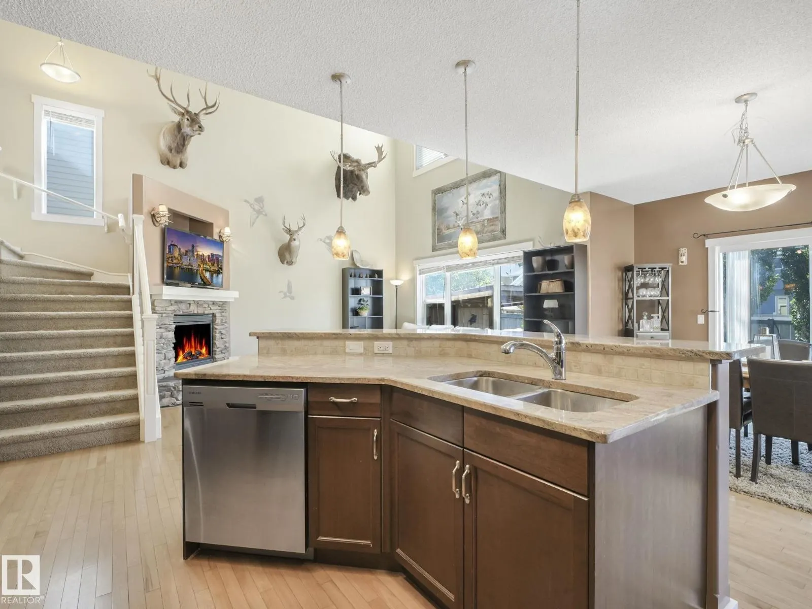 8103 16A AV SW