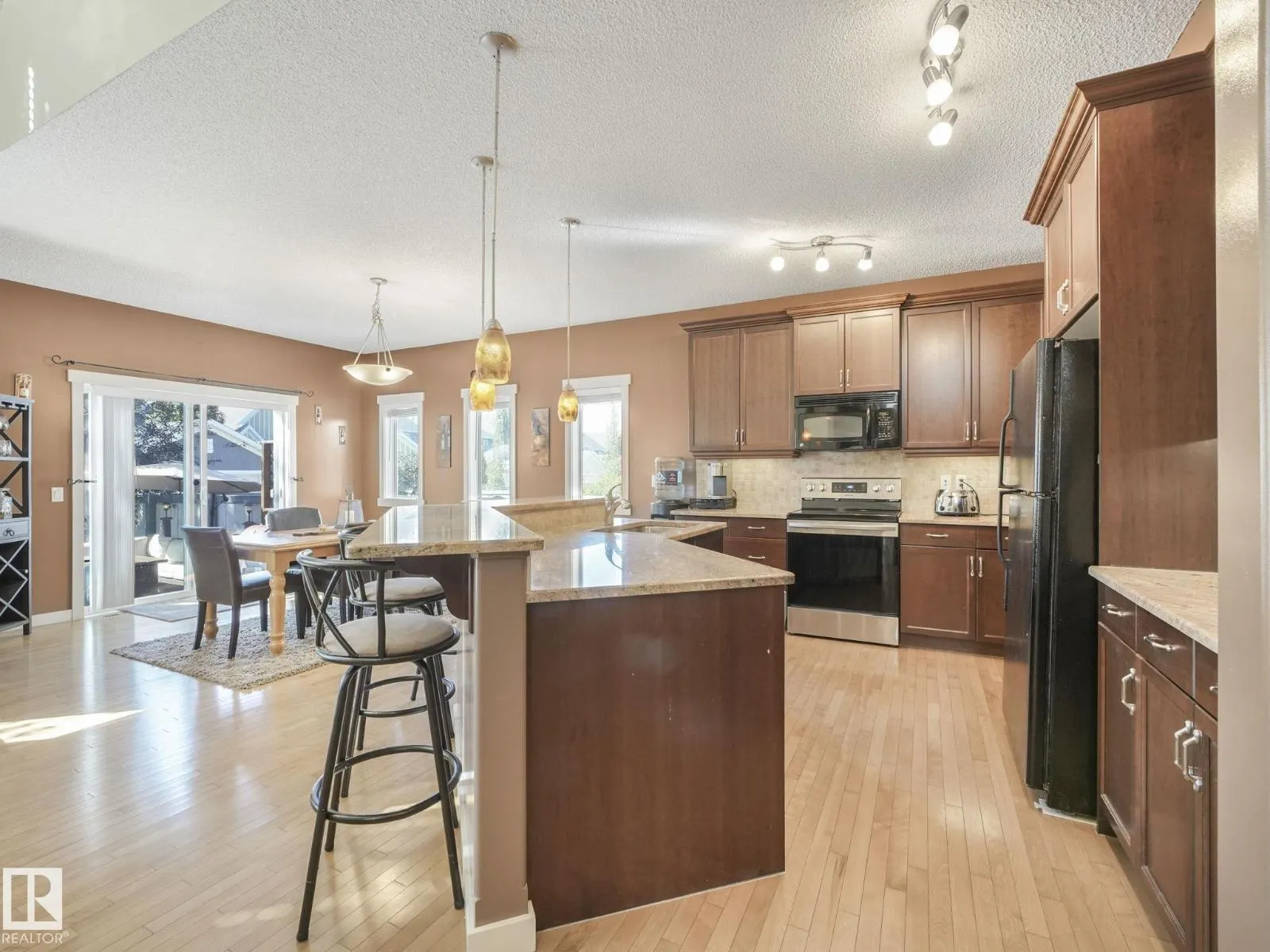 8103 16A AV SW