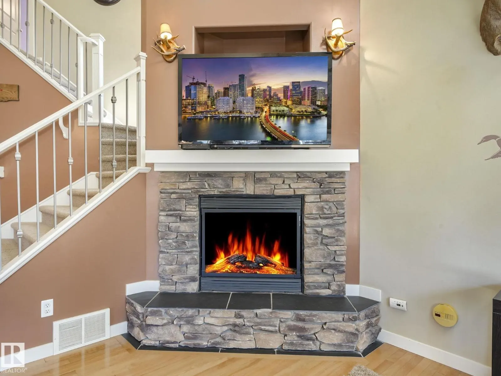 8103 16A AV SW