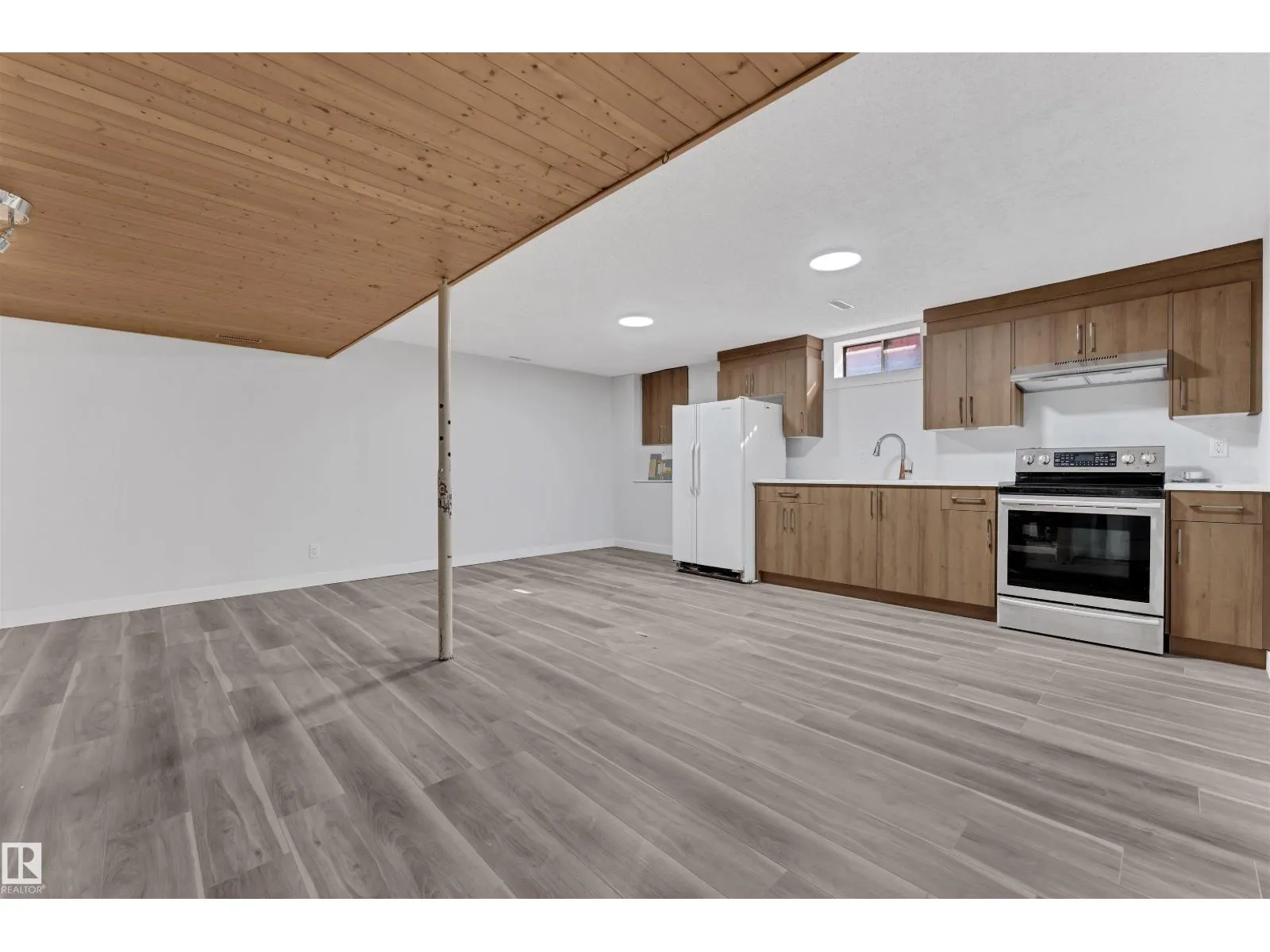 1758 37 ST NW