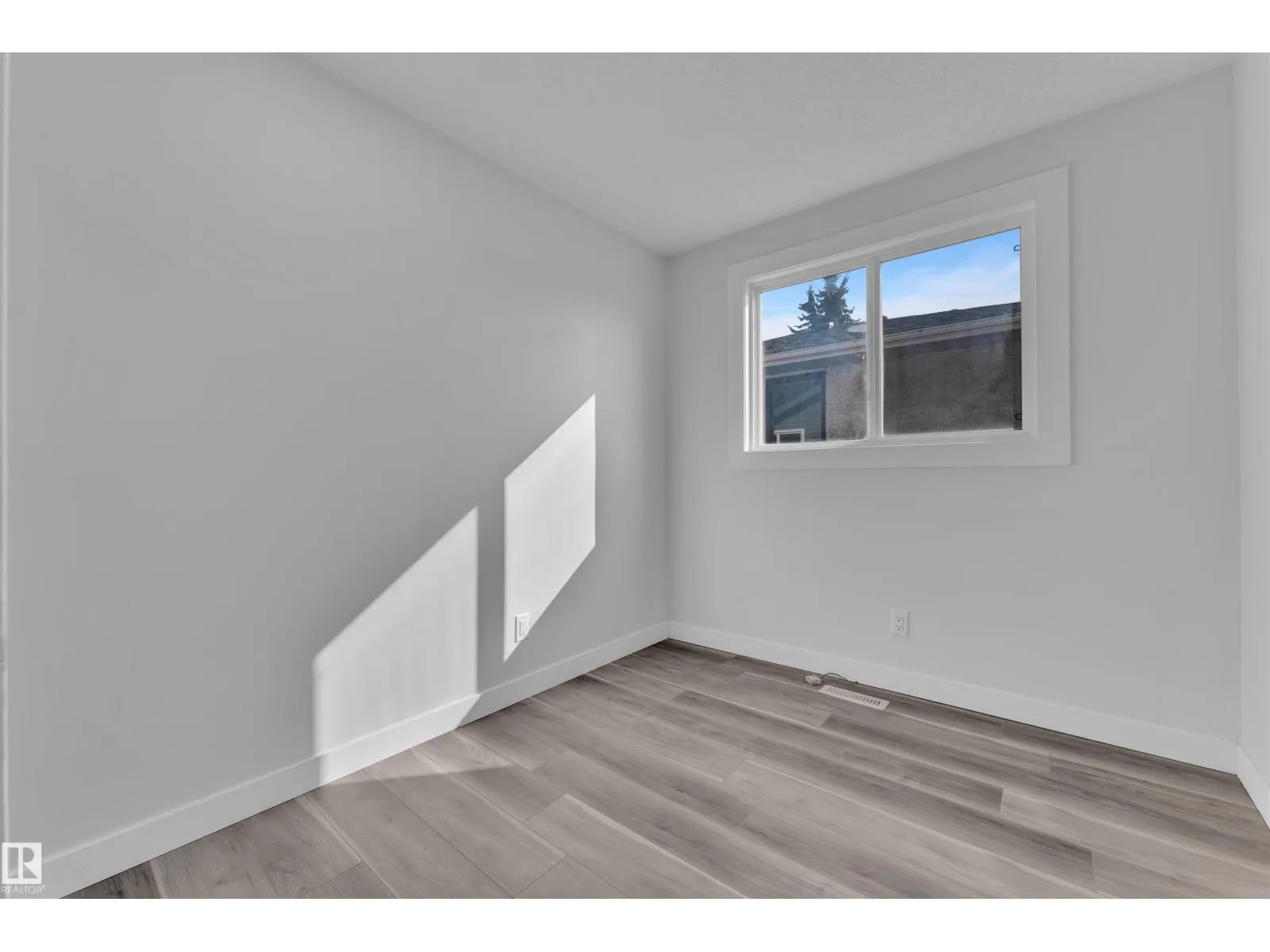 1758 37 ST NW