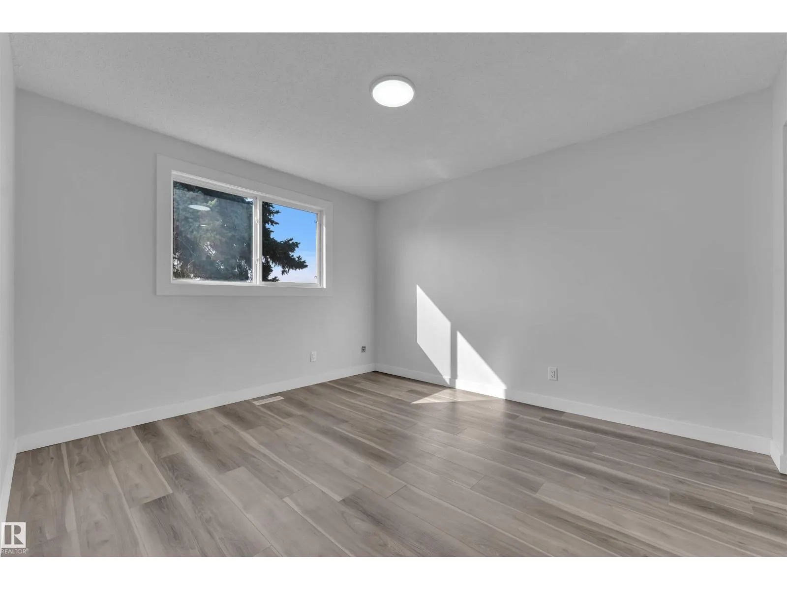 1758 37 ST NW
