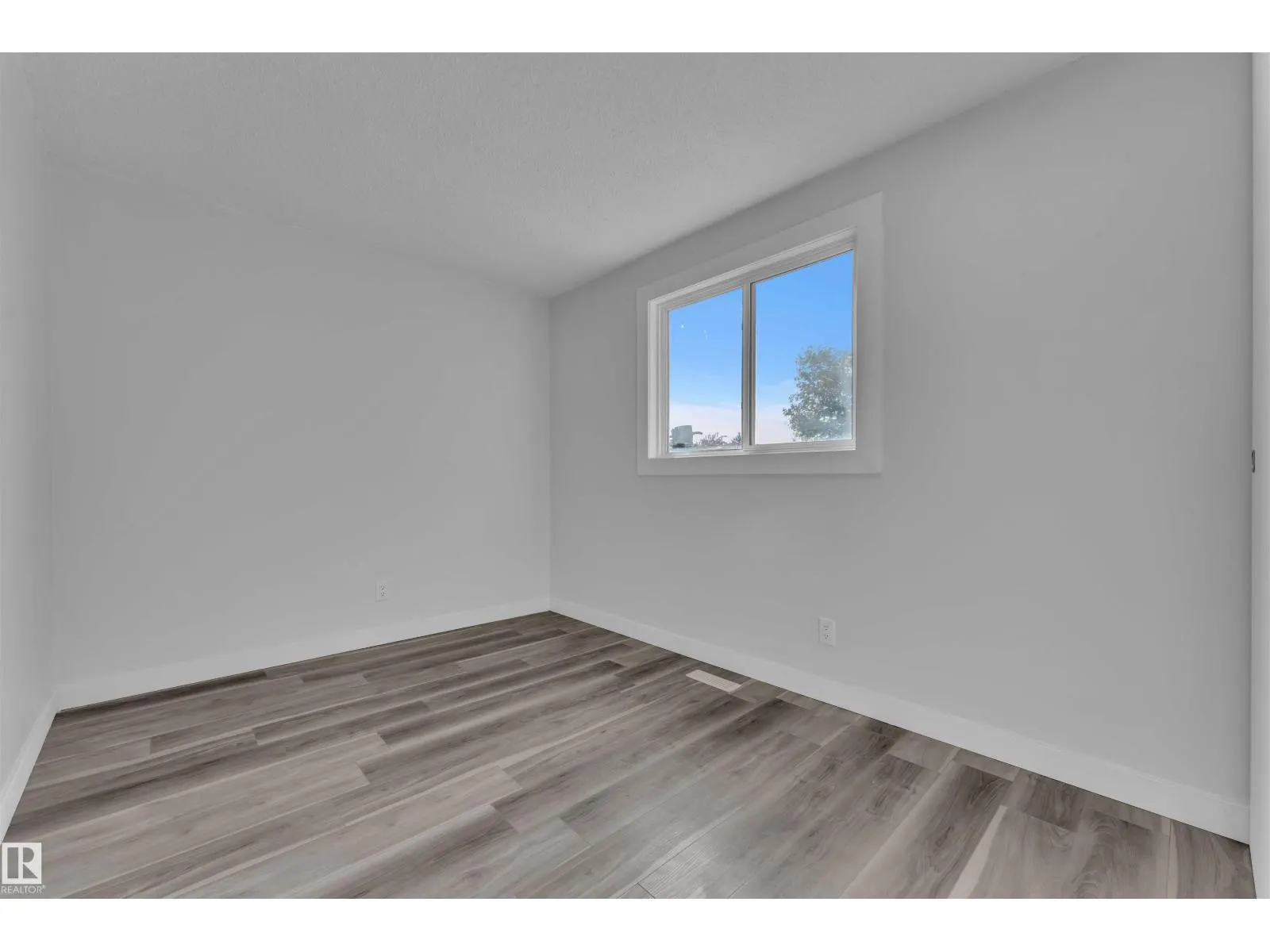 1758 37 ST NW