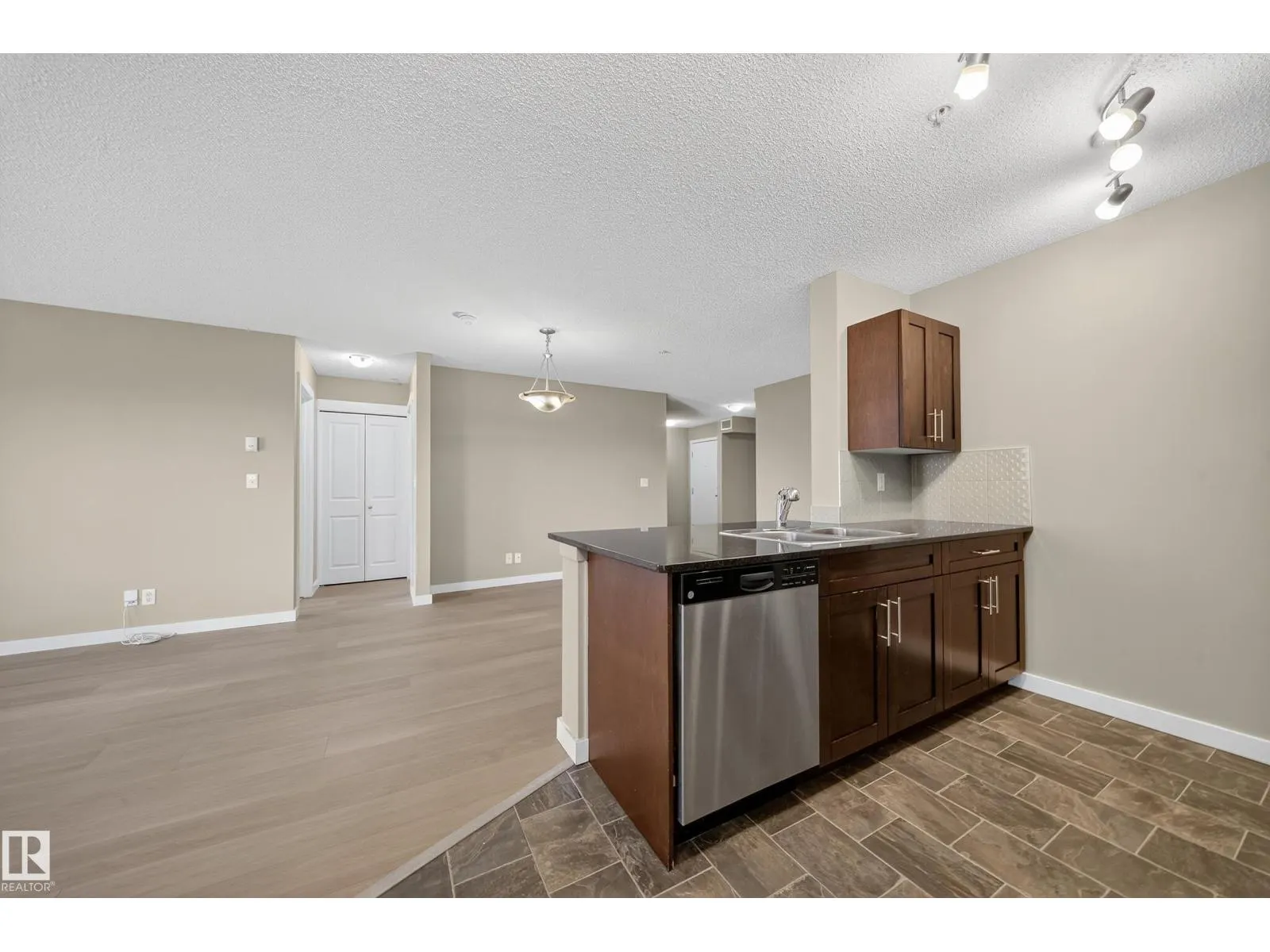#101 5370 CHAPPELLE RD SW