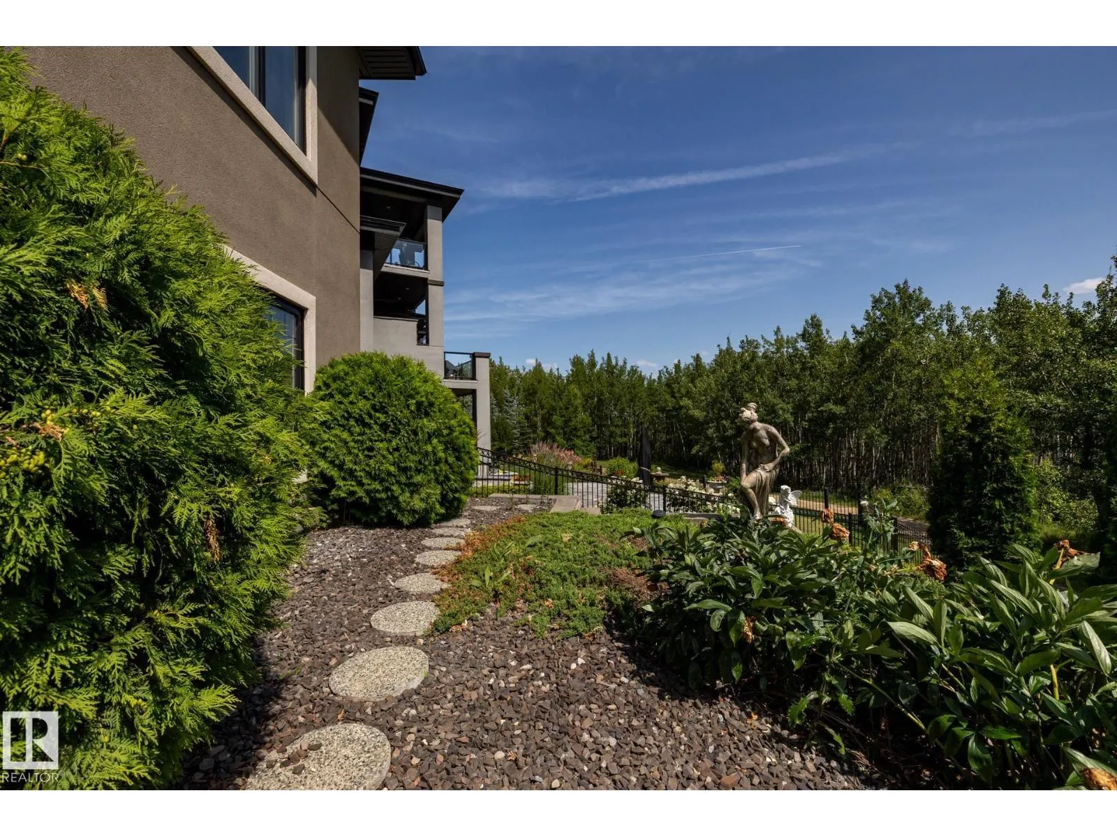 1018 HOLLANDS PT NW