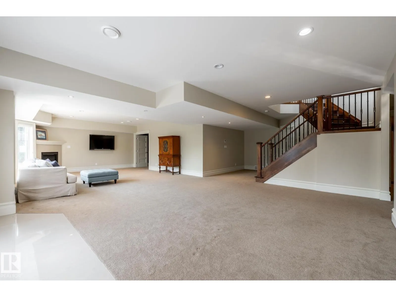 1018 HOLLANDS PT NW