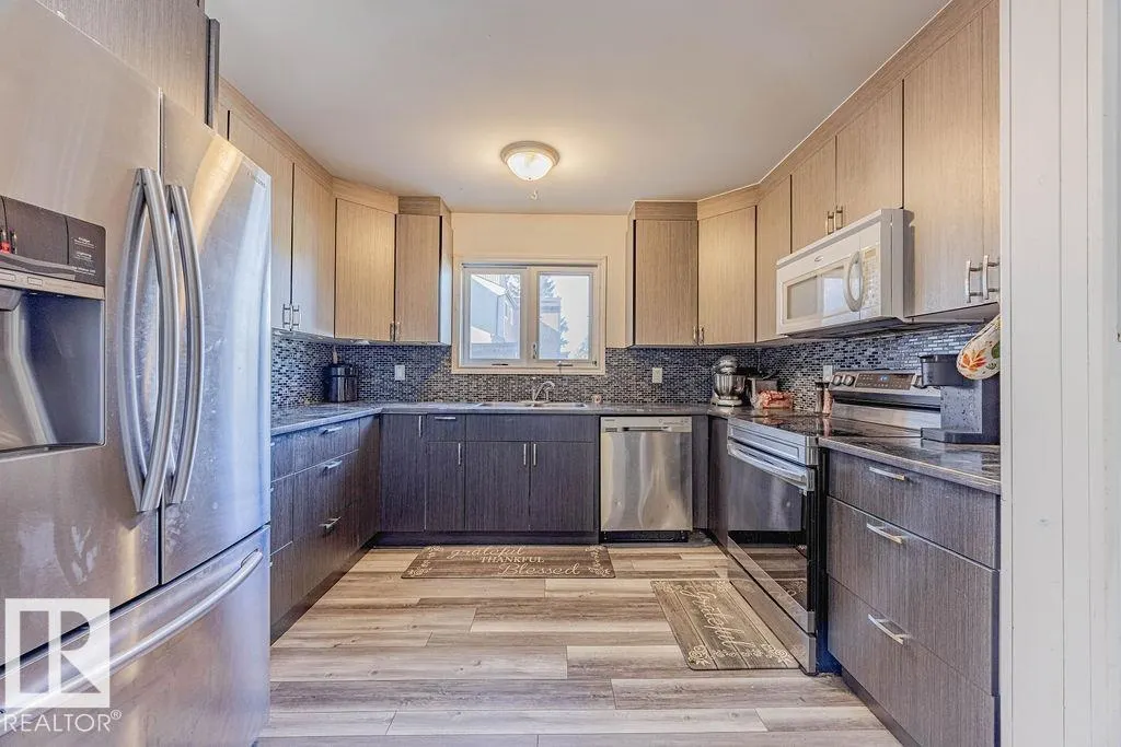 8005 27 AV NW