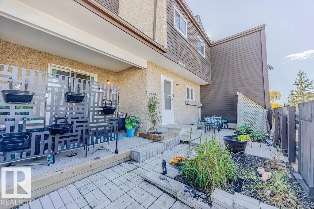 8005 27 AV NW