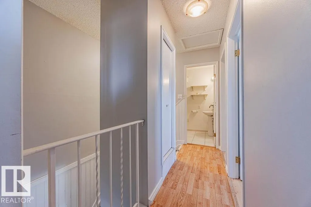 8005 27 AV NW