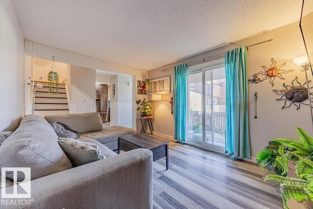 8005 27 AV NW