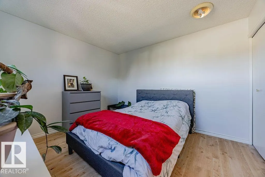 8005 27 AV NW