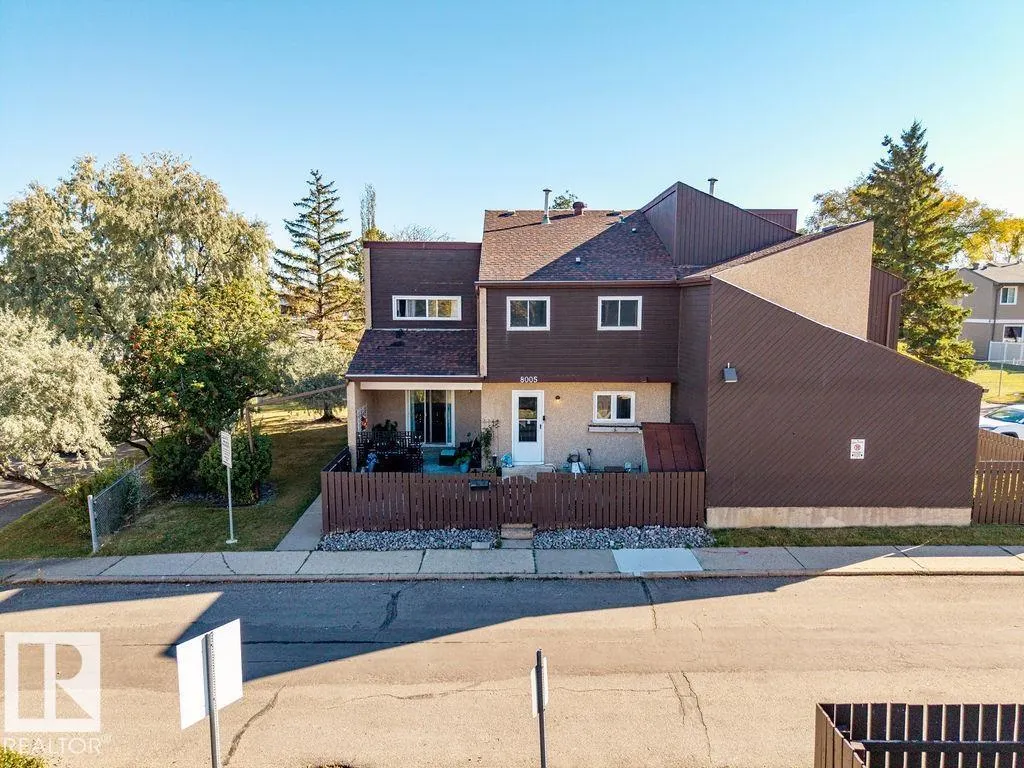 8005 27 AV NW