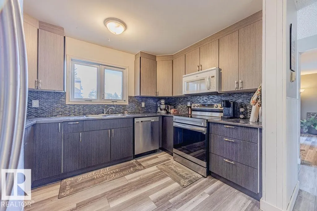 8005 27 AV NW