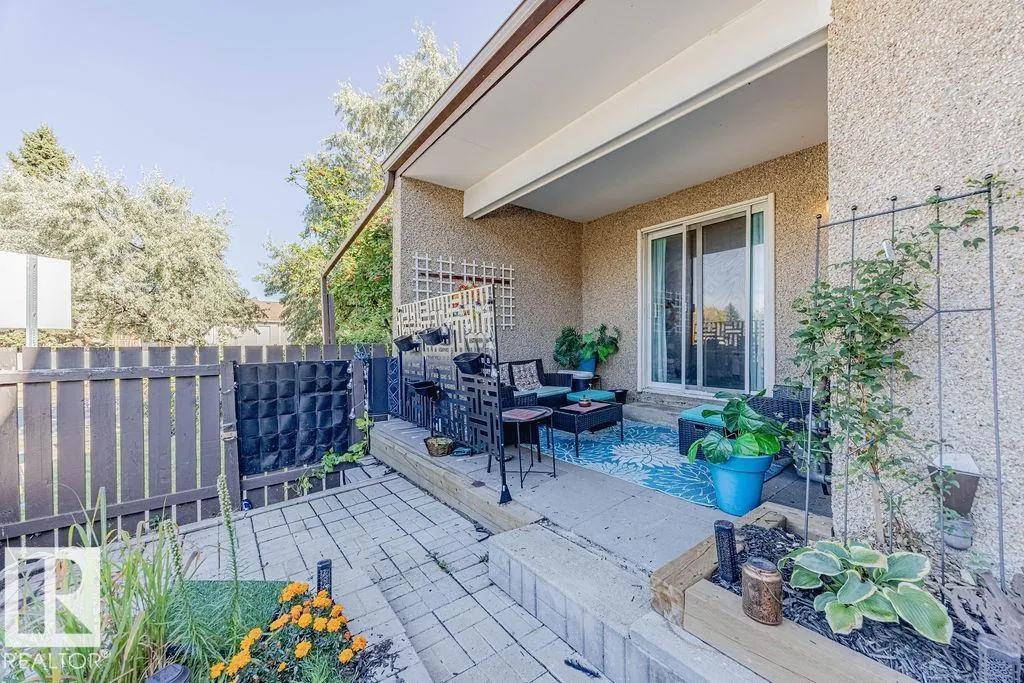 8005 27 AV NW