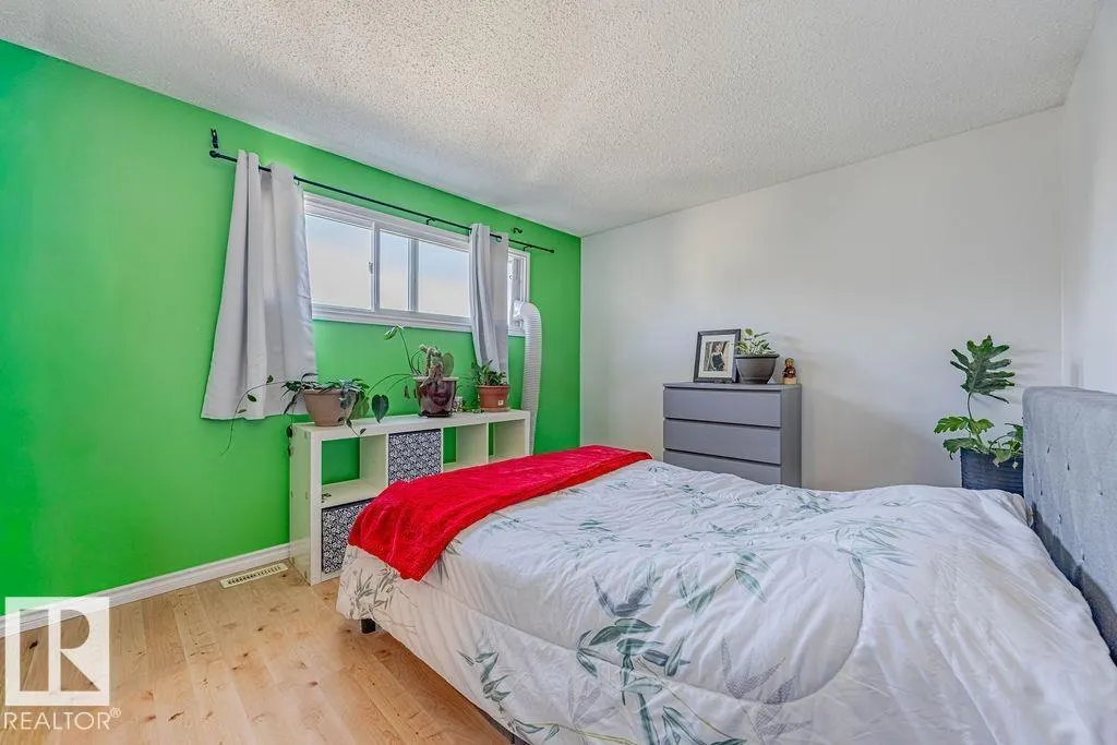 8005 27 AV NW
