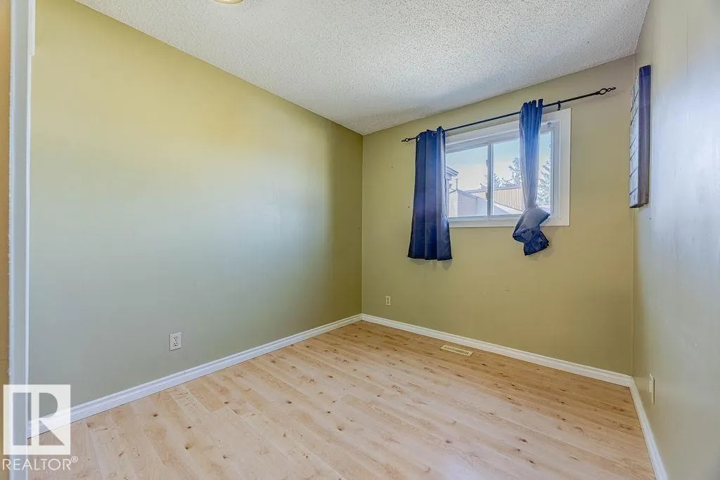 8005 27 AV NW