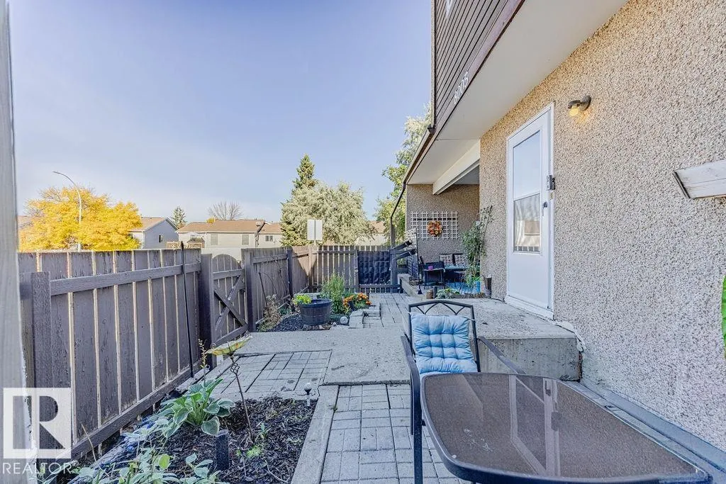 8005 27 AV NW