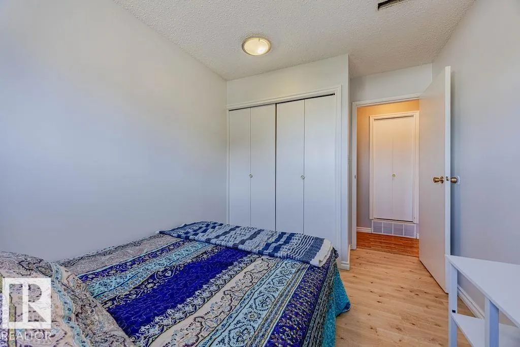 8005 27 AV NW