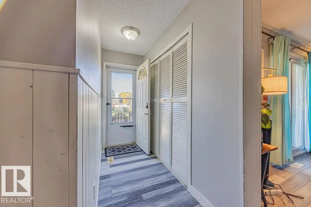 8005 27 AV NW