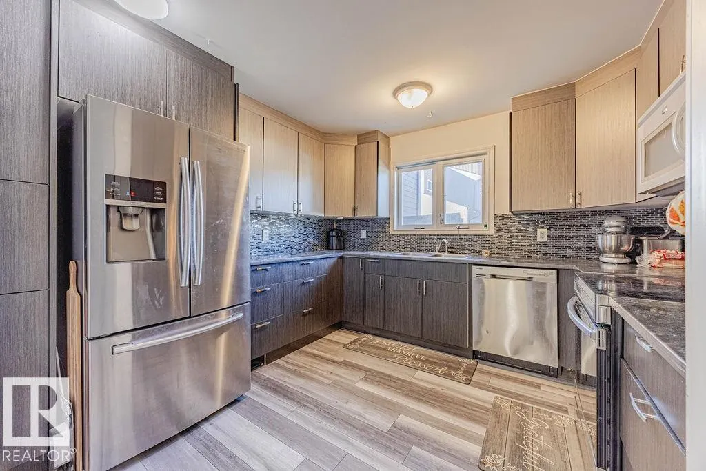 8005 27 AV NW