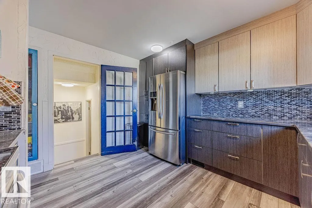 8005 27 AV NW