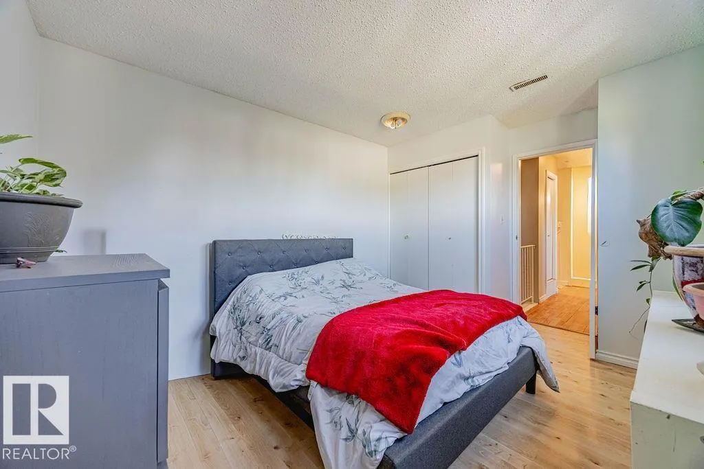 8005 27 AV NW