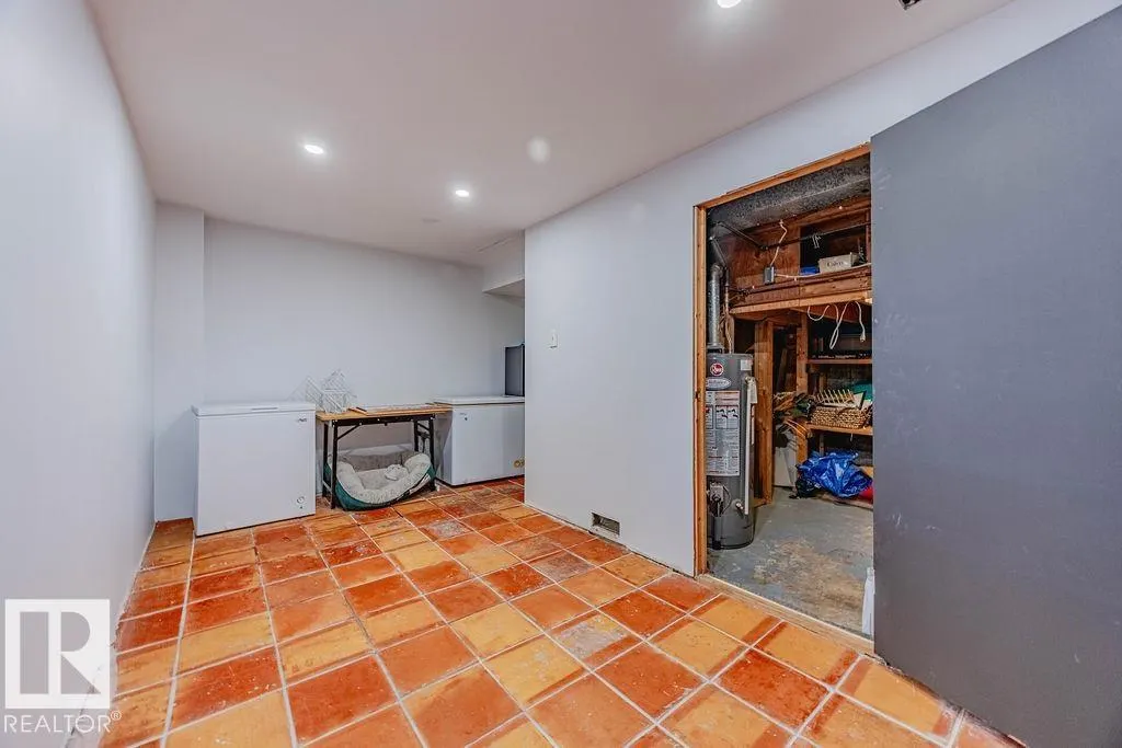 8005 27 AV NW
