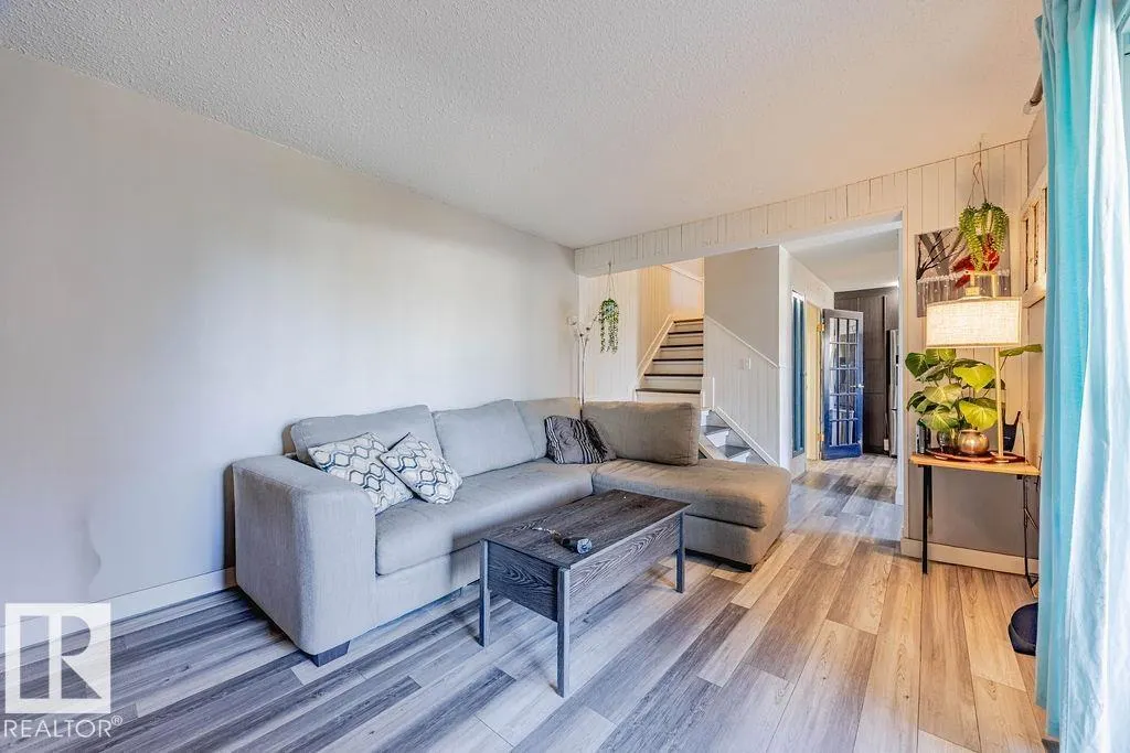 8005 27 AV NW