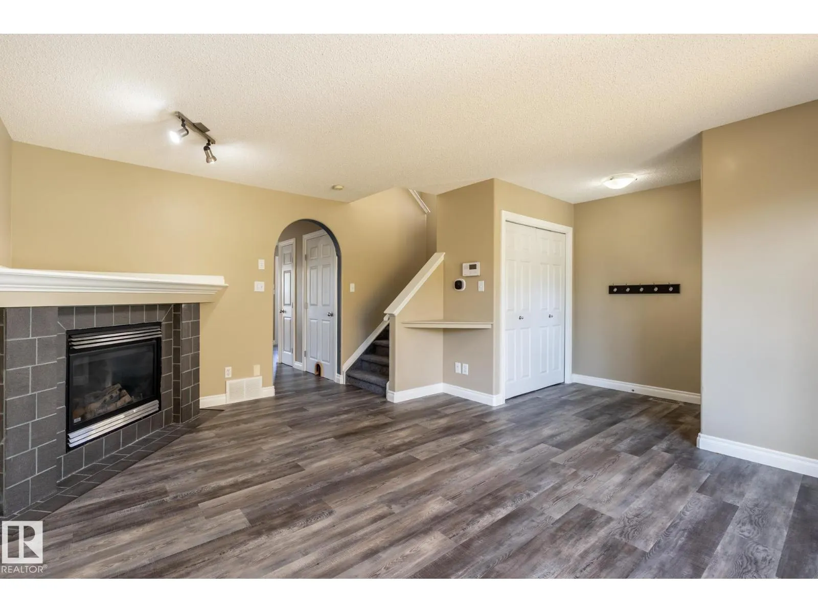 628 88 ST SW