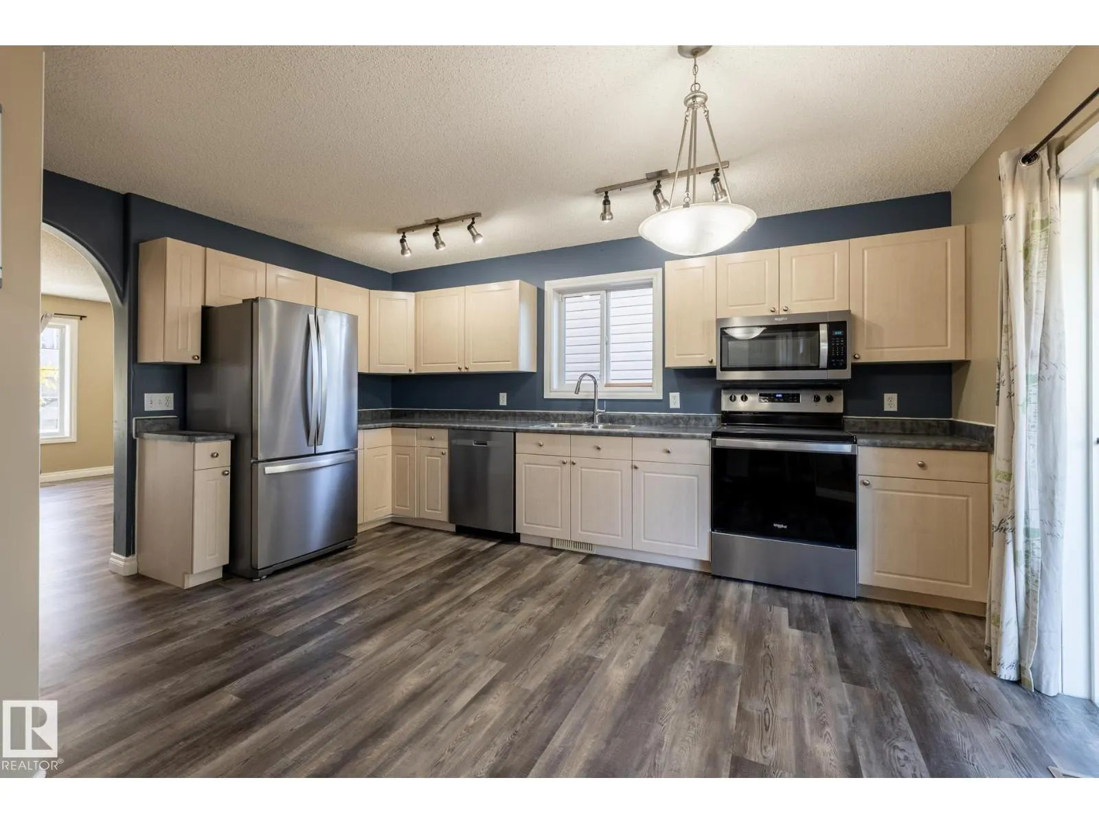 628 88 ST SW