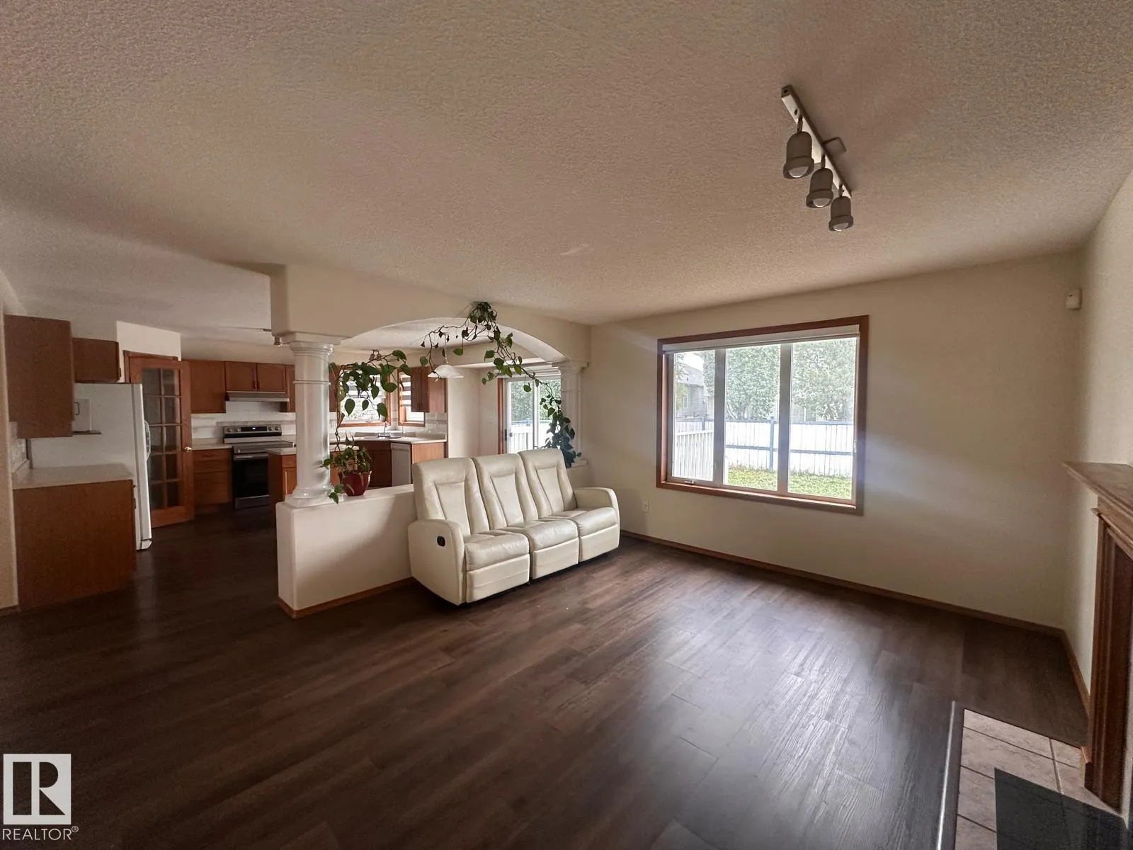 2331 37B AV NW