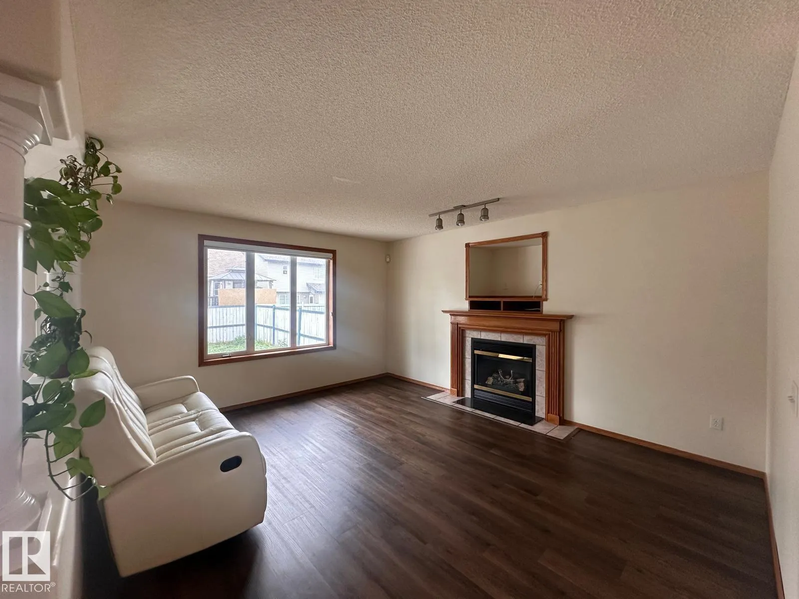 2331 37B AV NW