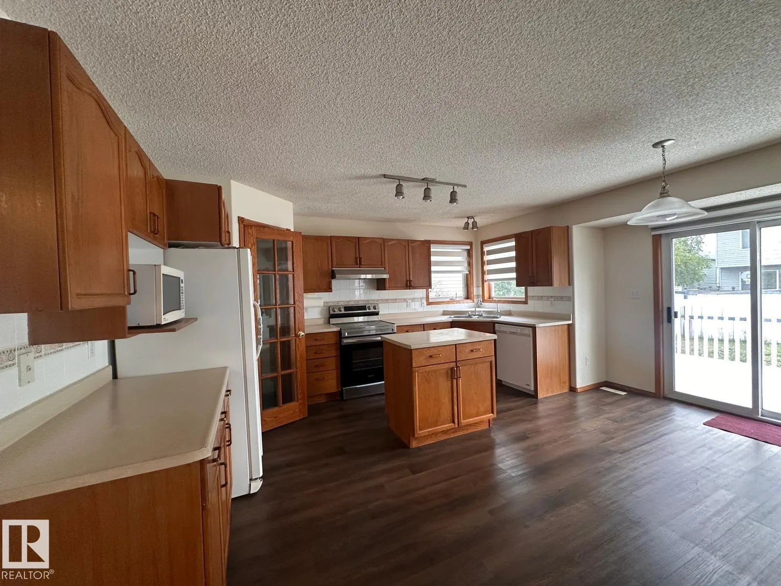 2331 37B AV NW