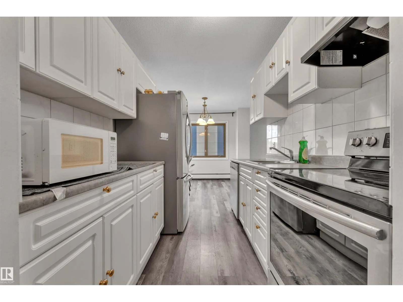 #407 9725 106 ST NW