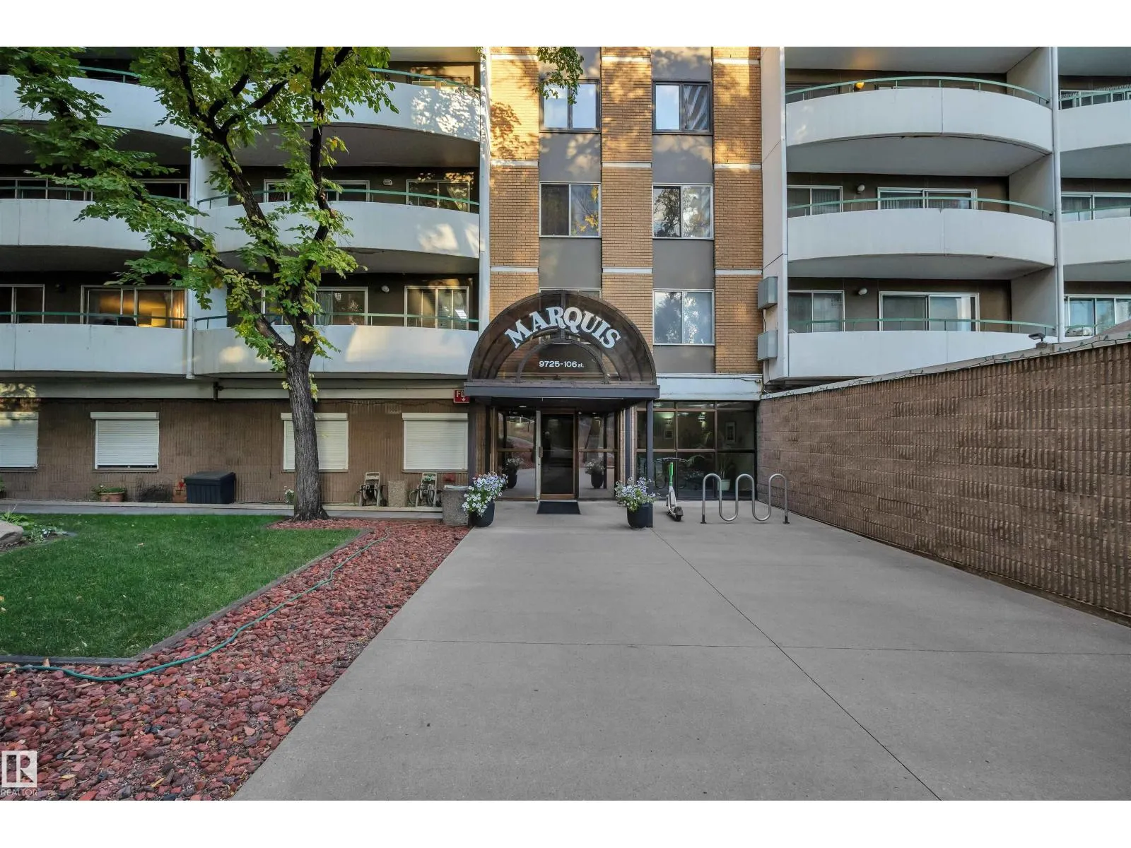 #407 9725 106 ST NW