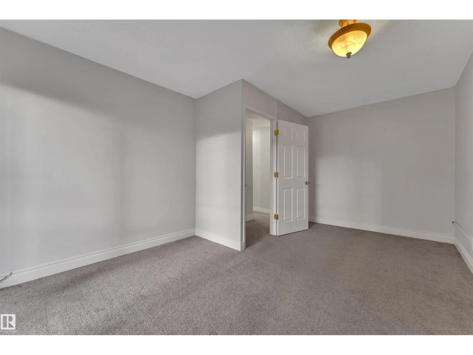 #407 9725 106 ST NW