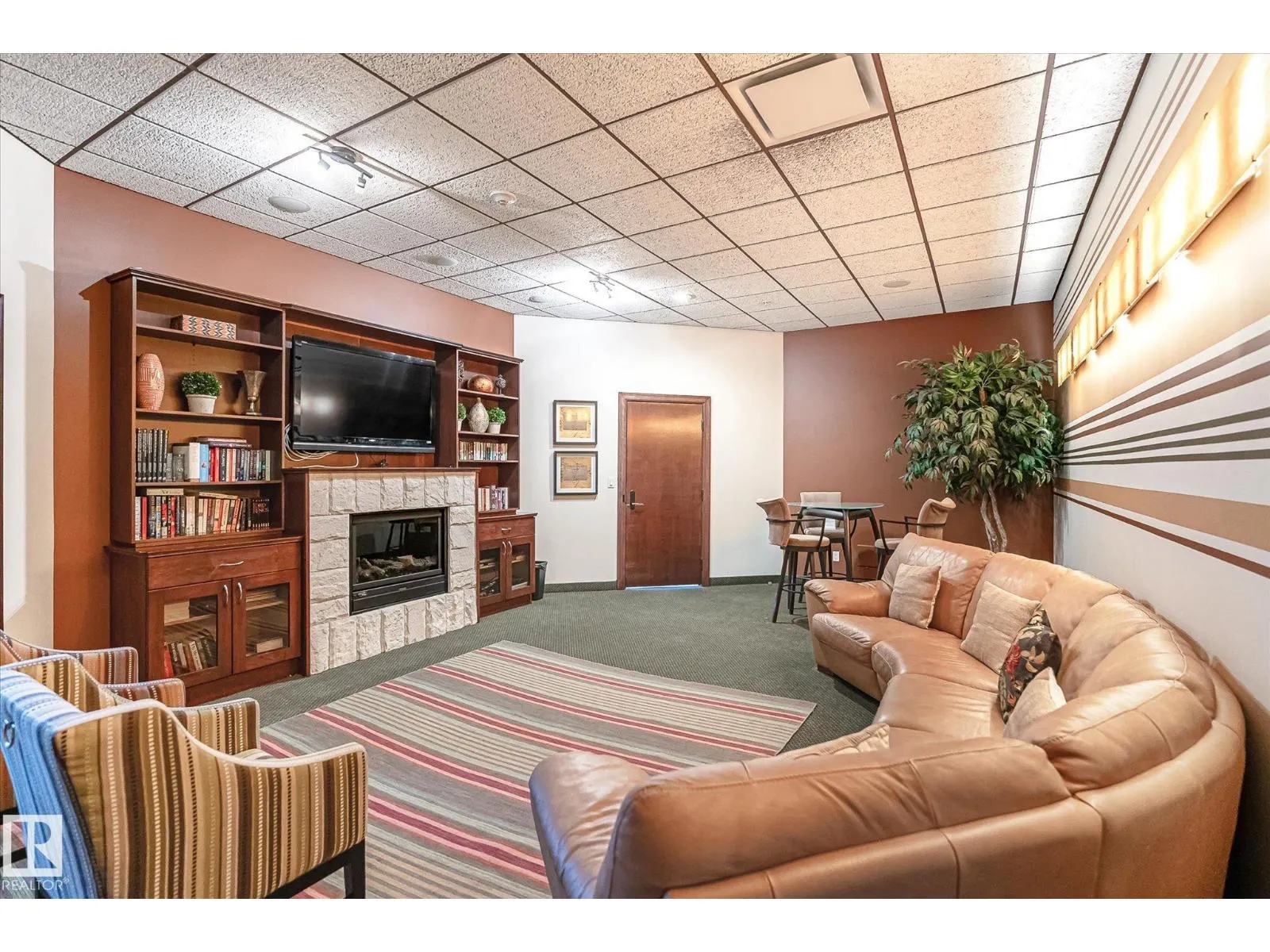#507 10142 111 ST NW