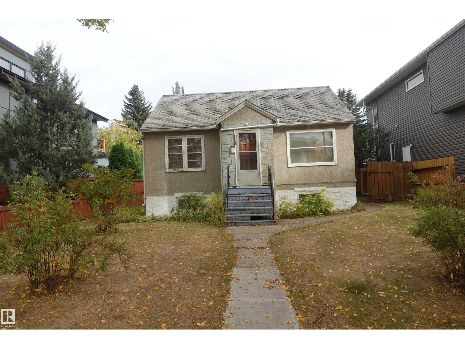 8839 90 ST NW