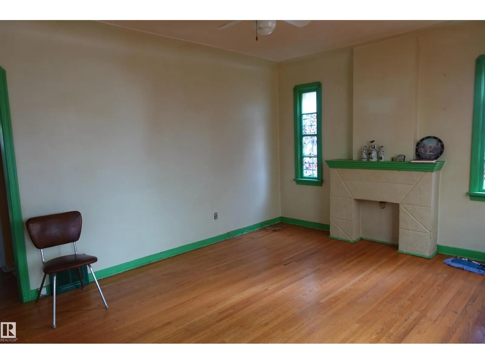 8839 90 ST NW
