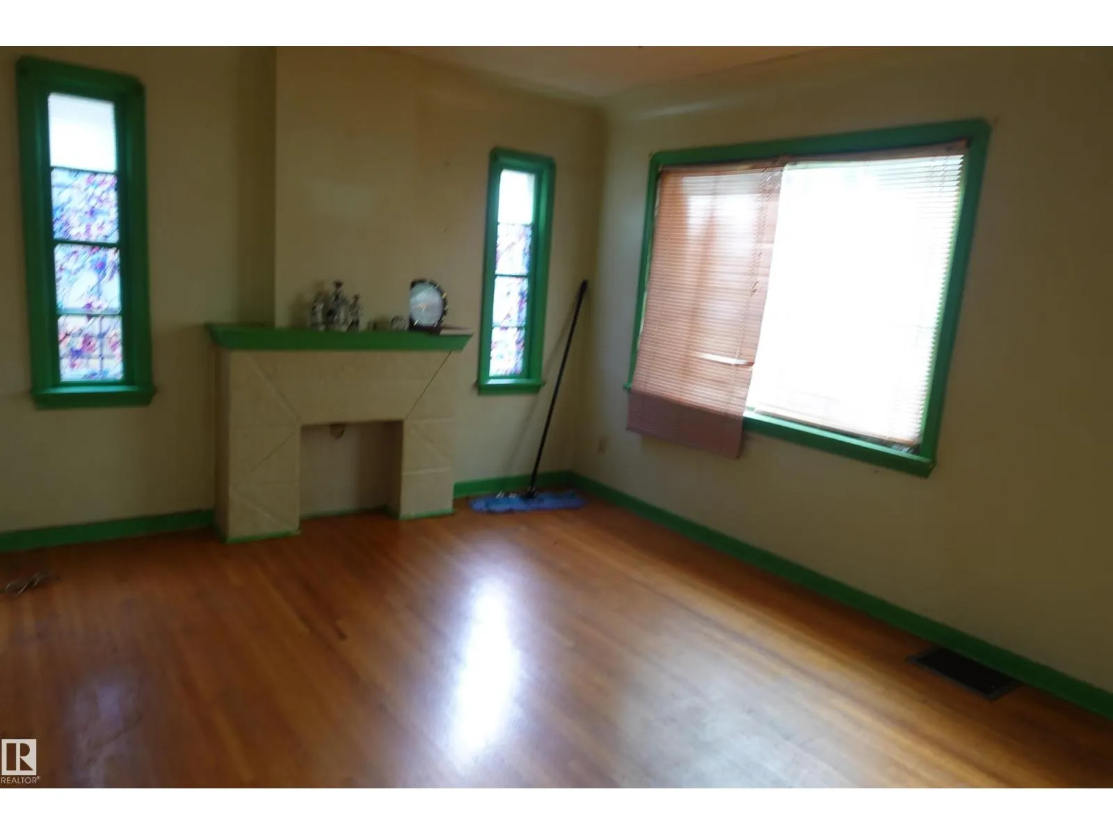 8839 90 ST NW